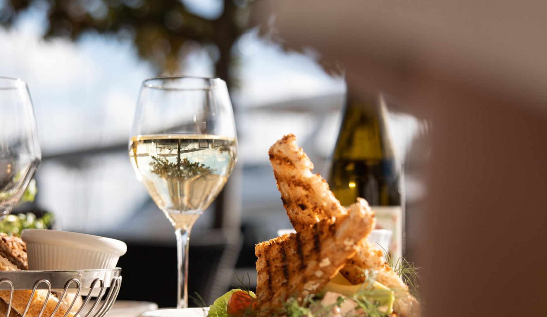 2-Retters Signaturfrokost på No. 22 Bistro - Nyd Forårssolen & Udsigten over Rungsted Havn