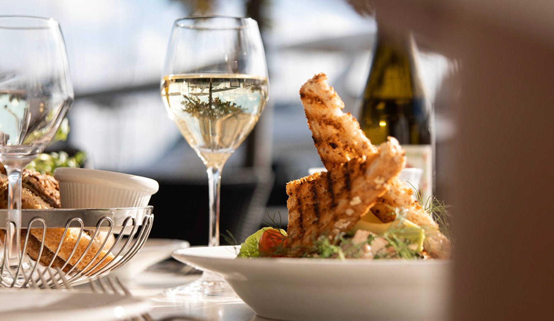 2-Retters Signaturfrokost på No. 22 Bistro - Nyd Forårssolen & Udsigten over Rungsted Havn