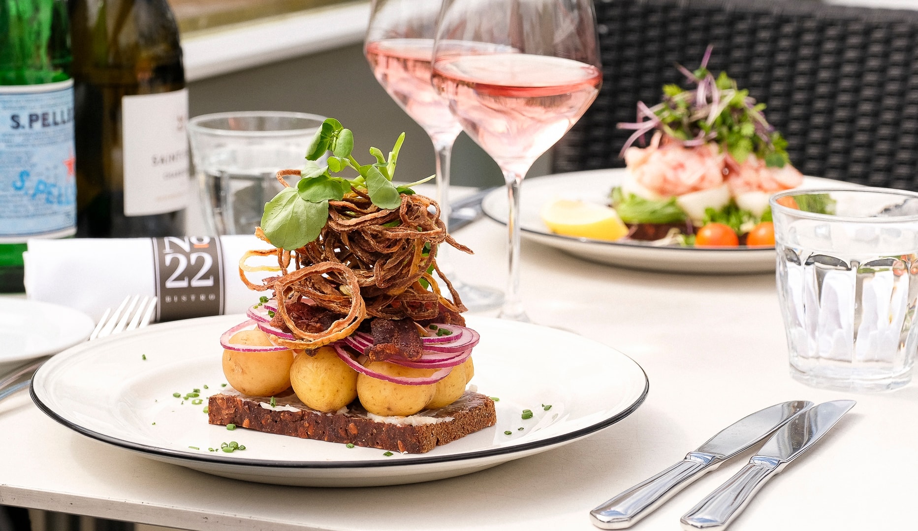 Sommerfrokost på No. 22 Bistro - 2 Signatur Smørrebrød Ved Vandet i Rungsted Havn