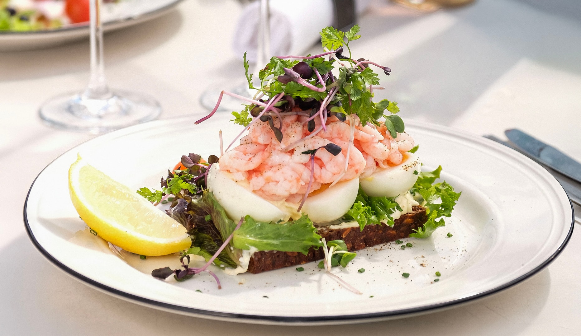 Sommerfrokost på No. 22 Bistro - 2 Signatur Smørrebrød Ved Vandet i Rungsted Havn