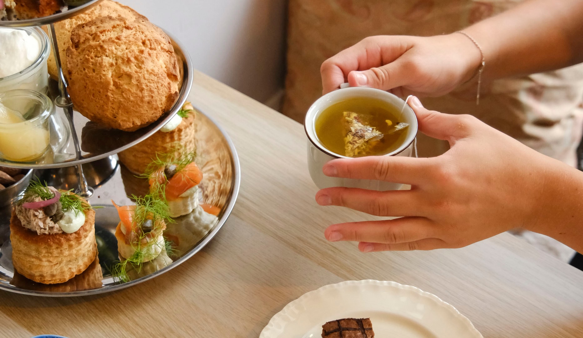 Sensommer afternoon tea hos Kær Kaffebar