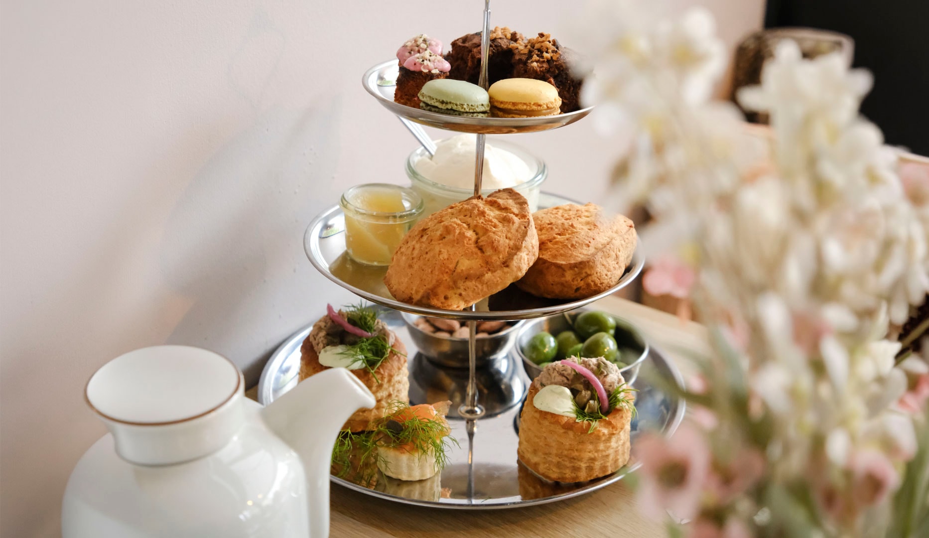 Sensommer afternoon tea hos Kær Kaffebar