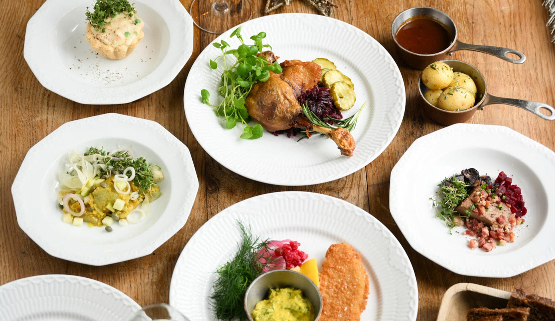 Oplev Strandmøllekroens Julebord - Højtidelig Menu i Stemningsfyldte Omgivelser!