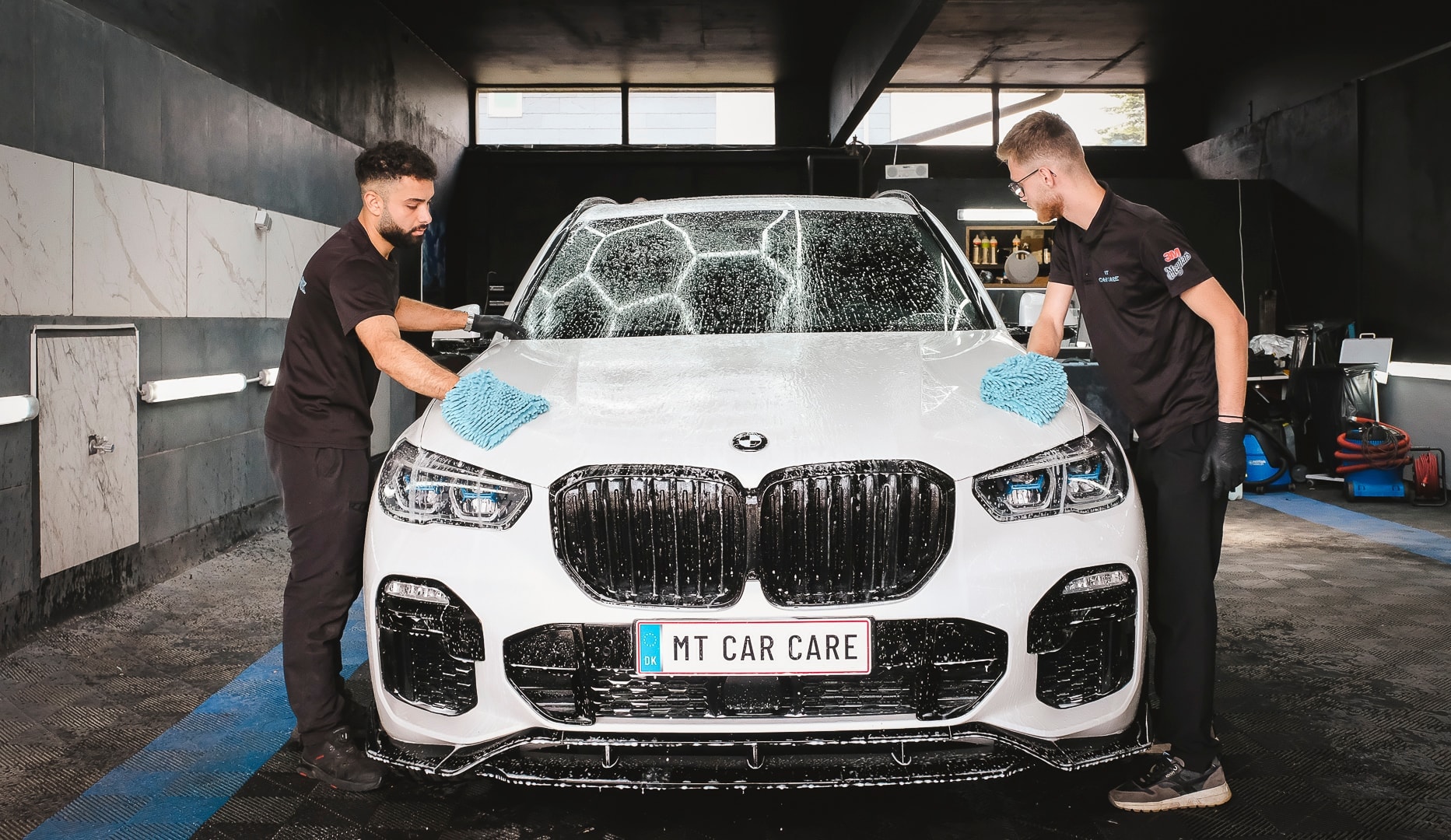 Giv bilen nyt liv med komplet bilpleje