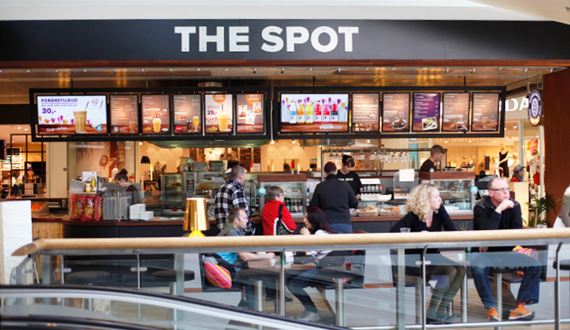 Nyd en omgang burgere på shoppingturen