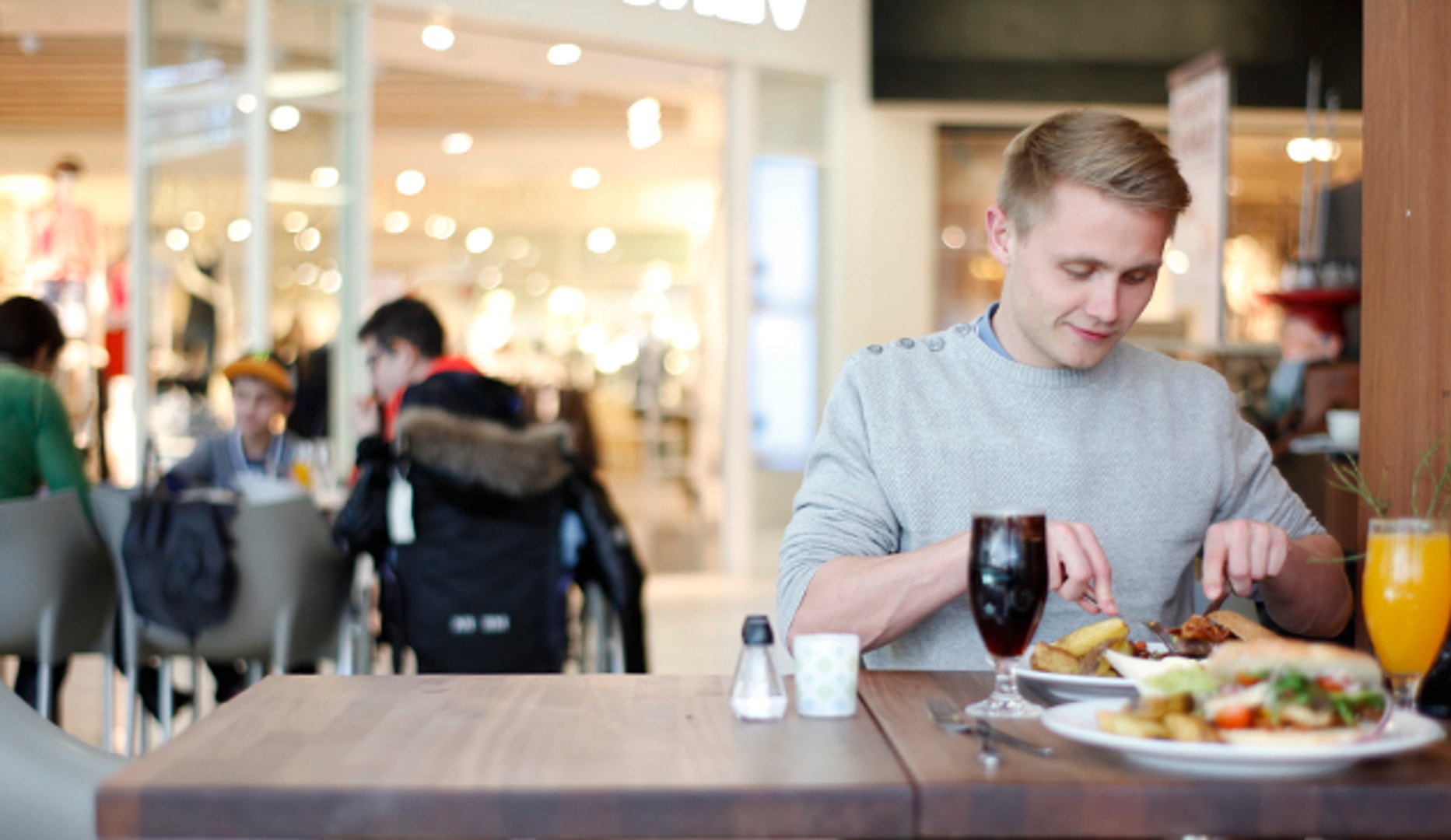 Nyd en omgang burgere på shoppingturen