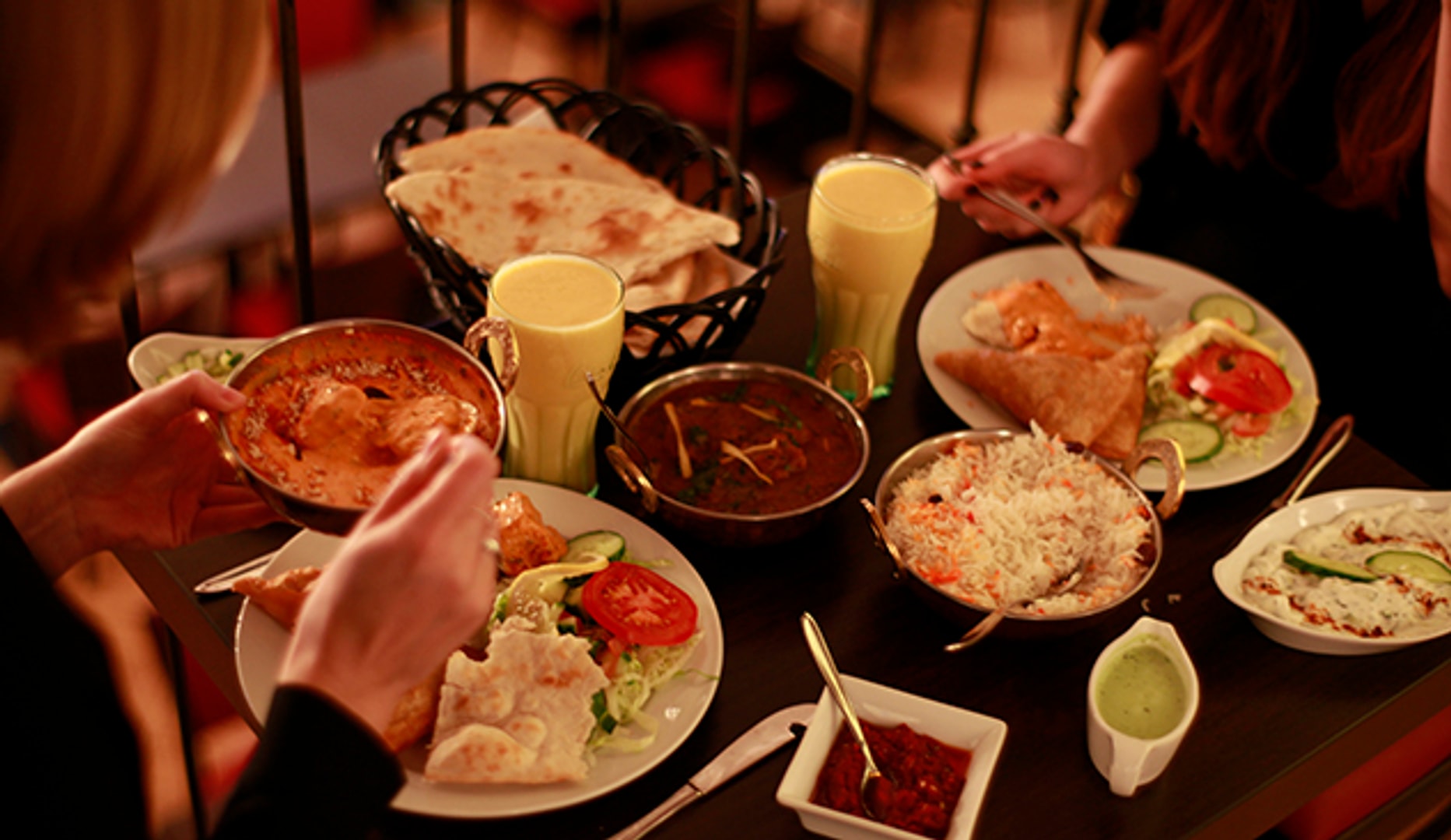 Indisk menu for 2 med butter chicken & lamb curry spar 166 kr