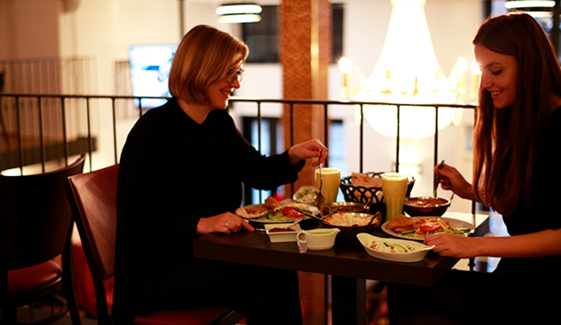 Indisk menu for 2 med butter chicken & lamb curry spar 166 kr