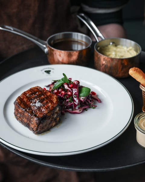250 g. Steak frites hos Alexanders Bistro