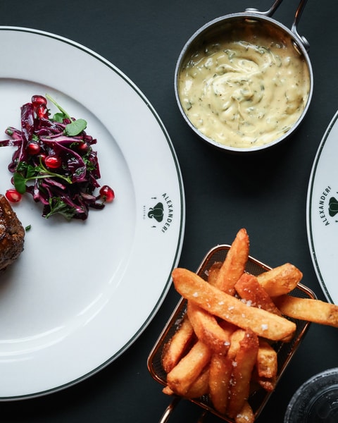 250 g. Steak frites hos Alexanders Bistro