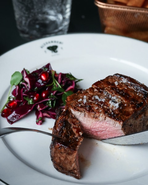 250 g. Steak frites hos Alexanders Bistro
