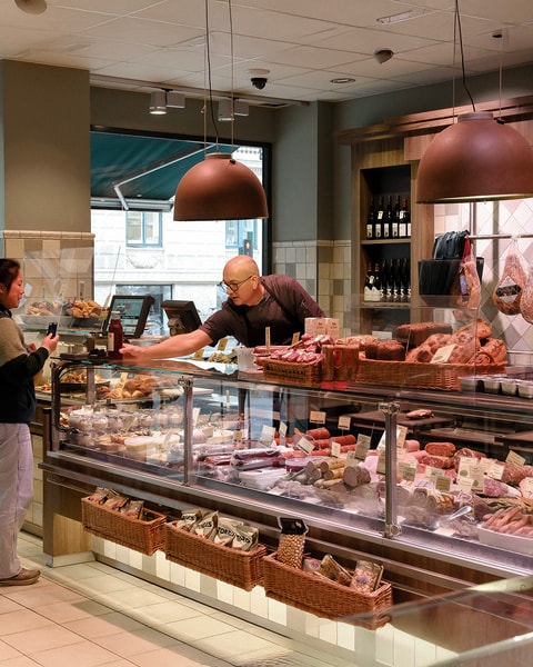 Opgrader julebordet med de saftige Andepølser fra Slagter Friis | Spar 30%