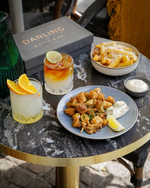 Valgfri Pitcher + Snacks hos Darling Bistro & Bar | Den Perfekte Sommerdeal