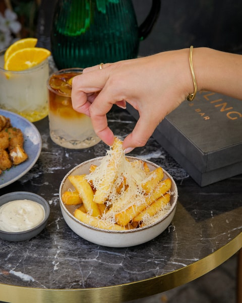 Valgfri Pitcher + Snacks hos Darling Bistro & Bar | Den Perfekte Sommerdeal