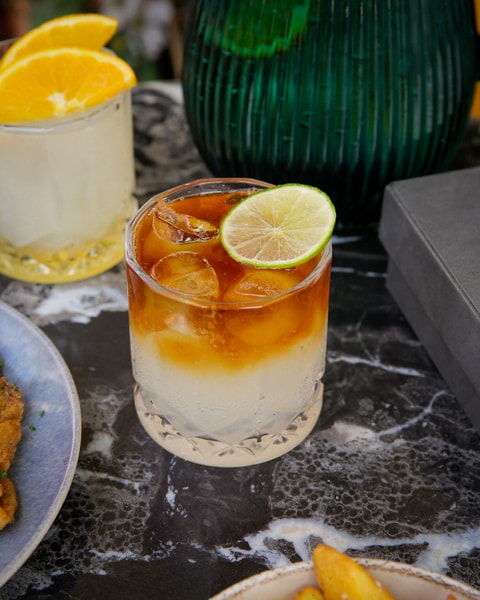 Valgfri Pitcher + Snacks hos Darling Bistro & Bar | Den Perfekte Sommerdeal