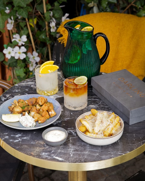 Valgfri Pitcher + Snacks hos Darling Bistro & Bar | Den Perfekte Sommerdeal