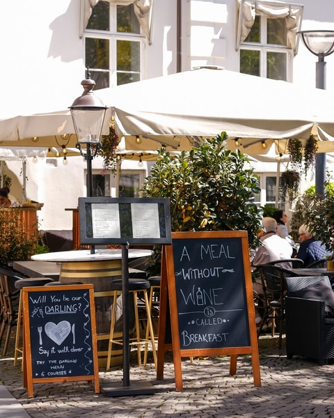 Valgfri Pitcher + Snacks hos Darling Bistro & Bar | Den Perfekte Sommerdeal
