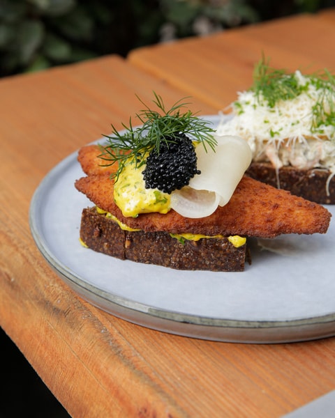 2 stk. Valgfri Smørrebrød hos Darling Bistro & Bar | En Sommerfrokost Uden Lige