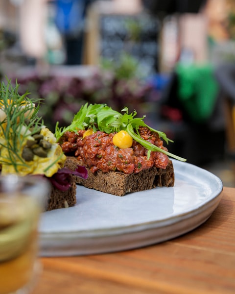 2 stk. Valgfri Smørrebrød hos Darling Bistro & Bar | En Sommerfrokost Uden Lige
