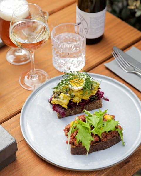 2 stk. Valgfri Smørrebrød hos Darling Bistro & Bar | En Sommerfrokost Uden Lige