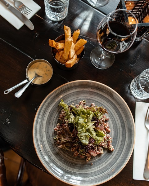 Moules Frites eller Tatar hos EWALDS Brasserie