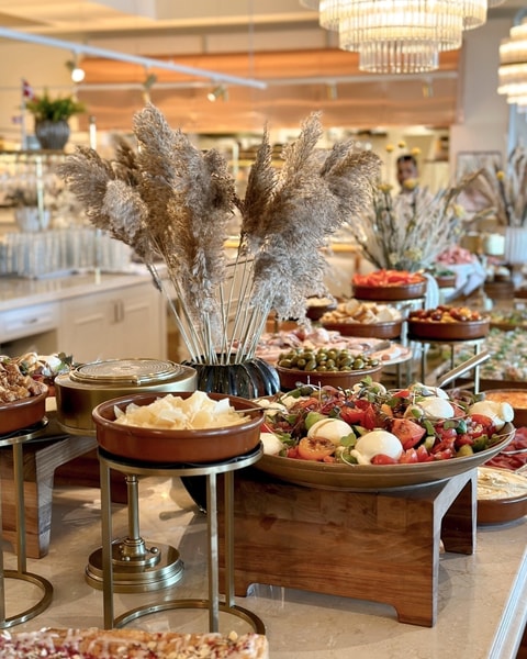 Luksuriøs brunchbuffet og Pool Club på Marienlyst Strandhotel