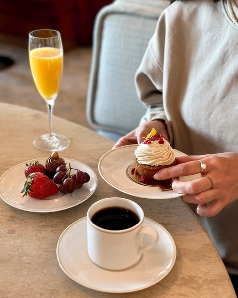 Luksuriøs brunchbuffet og Pool Club på Marienlyst Strandhotel