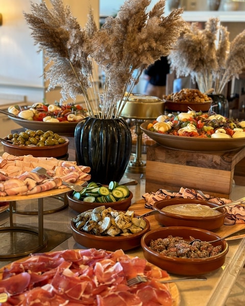 Luksuriøs brunchbuffet og Pool Club på Marienlyst Strandhotel