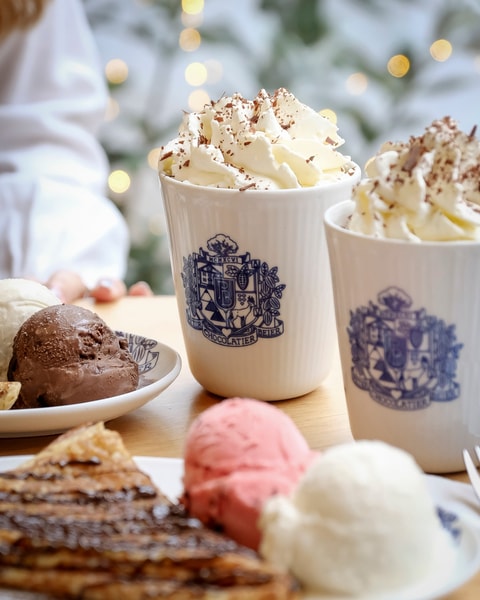 Hjemmelavet Crêpe + Valgfri Varm Drik hos Peter Beier Chokolade