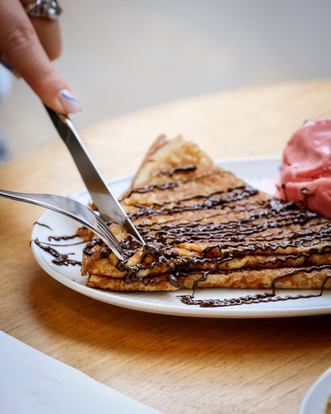 Hjemmelavet Crêpe + Valgfri Varm Drik hos Peter Beier Chokolade