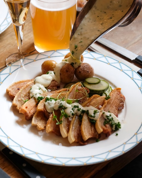 Stegt Flæsk m. Persillesovs - Nyhavns Færgekro