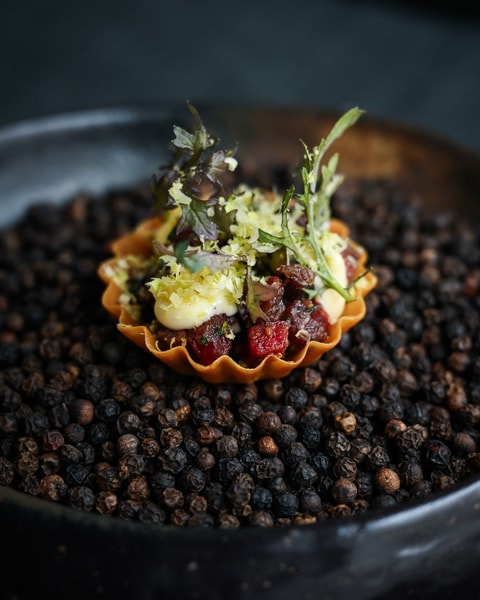 Forårsmenu hos Restaurant Rebel - Anbefalet i Michelin-guiden på 12. år