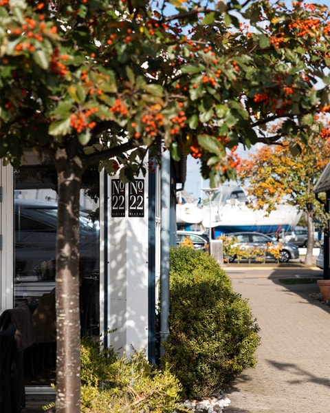 2-retters menu på No. 22 Bistro - Udsøgt gastronomi og udsigt over Rungsted Havn