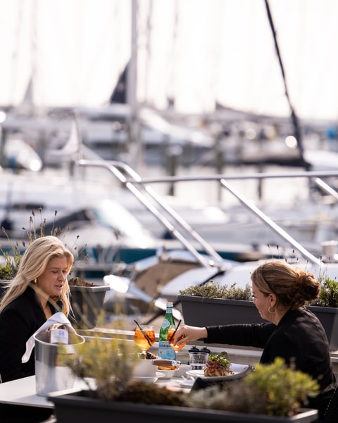 2-Retters Signaturfrokost på No. 22 Bistro - Nyd Forårssolen & Udsigten over Rungsted Havn