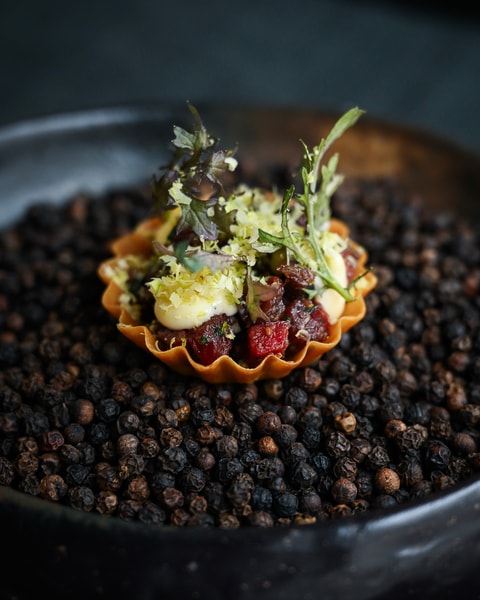 Sommermenu hos Restaurant Rebel - Anbefalet i Michelin-guiden på 13. år