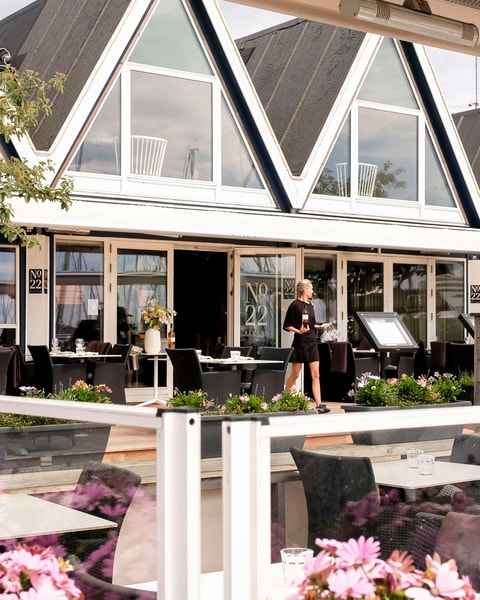 Sommerfrokost på No. 22 Bistro - 2 Signatur Smørrebrød Ved Vandet i Rungsted Havn
