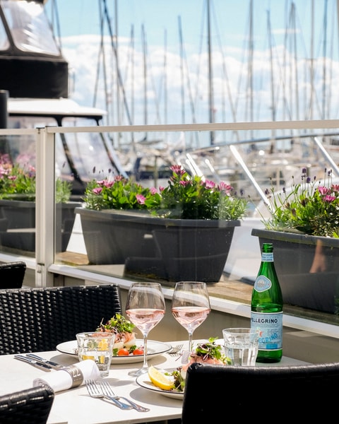 Sommerfrokost på No. 22 Bistro - 2 Signatur Smørrebrød Ved Vandet i Rungsted Havn