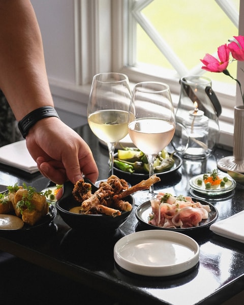 Frokost med 7 anretninger på Den Gule Cottage