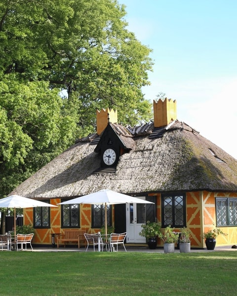 Frokost med 7 anretninger på Den Gule Cottage