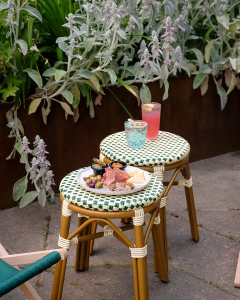 Cocktails & Snacks - Den Blå Hund's Nyåbnede Udebar på Frederiksberg