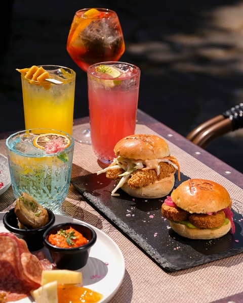 Cocktails & Snacks - Den Blå Hund's Nyåbnede Udebar på Frederiksberg