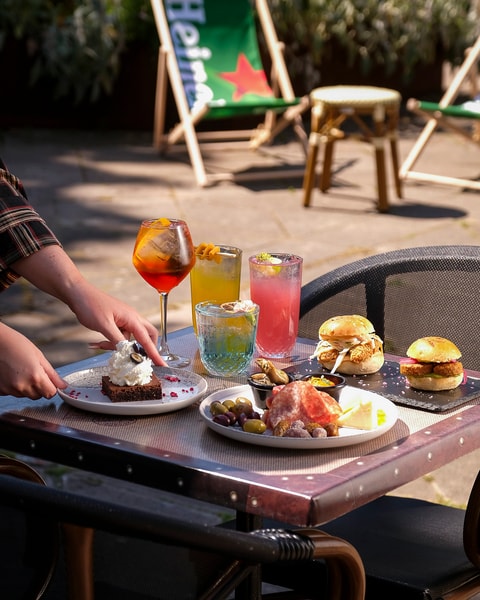 Cocktails & Snacks - Den Blå Hund's Nyåbnede Udebar på Frederiksberg