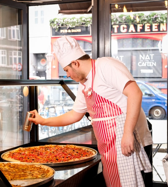 Vil du prøve Københavns største slice? 2 stk. til halv pris - hypede kæmpe-pizzaslices i Indre By