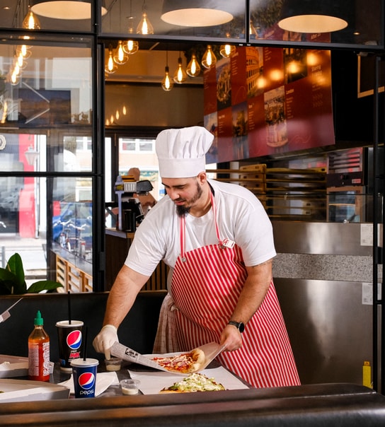 Vil du prøve Københavns største slice? 2 stk. til halv pris - hypede kæmpe-pizzaslices i Indre By