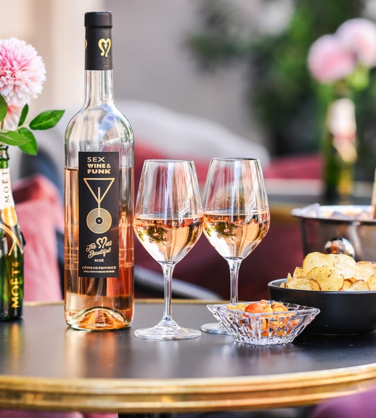 Rosé og snacks hos Bubbles