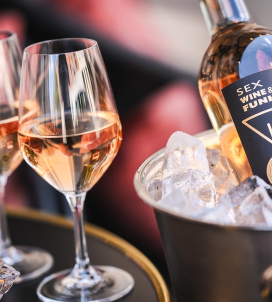 Rosé og snacks hos Bubbles