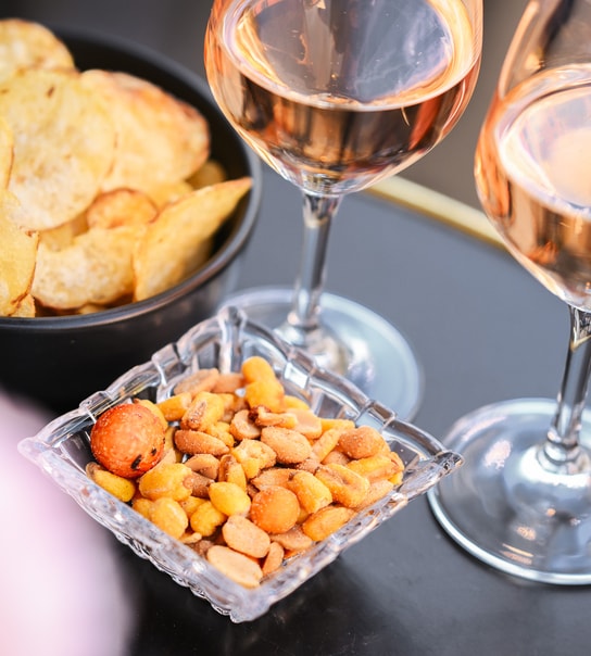 Rosé og snacks hos Bubbles