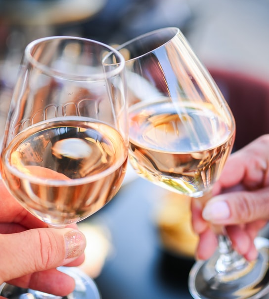 Rosé og snacks hos Bubbles