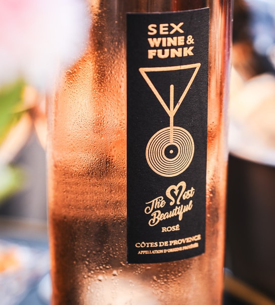 Rosé og snacks hos Bubbles