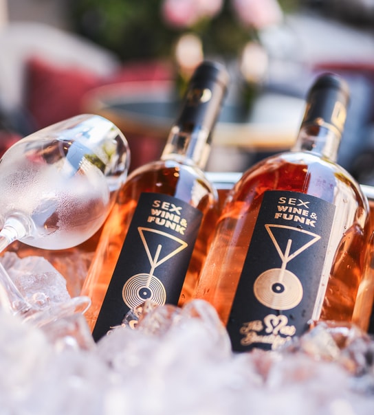 Rosé og snacks hos Bubbles